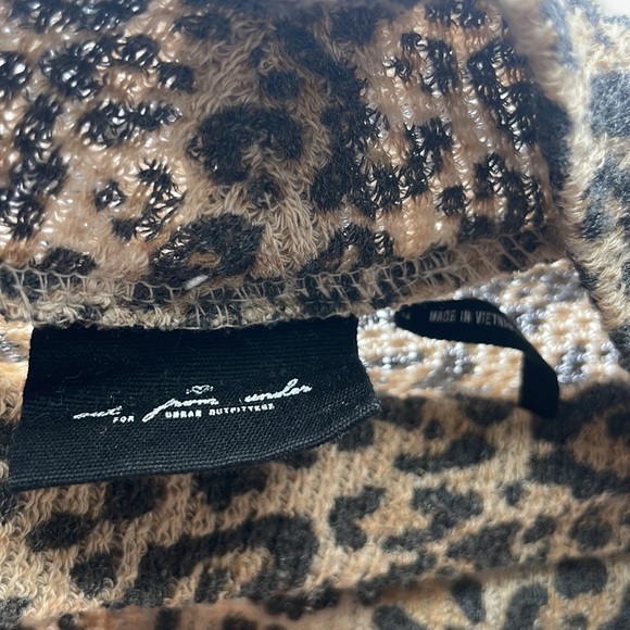 Urban Outfitters Leopard Cheetah Animal Print Turtleneck - Large - Picture 6 of 6